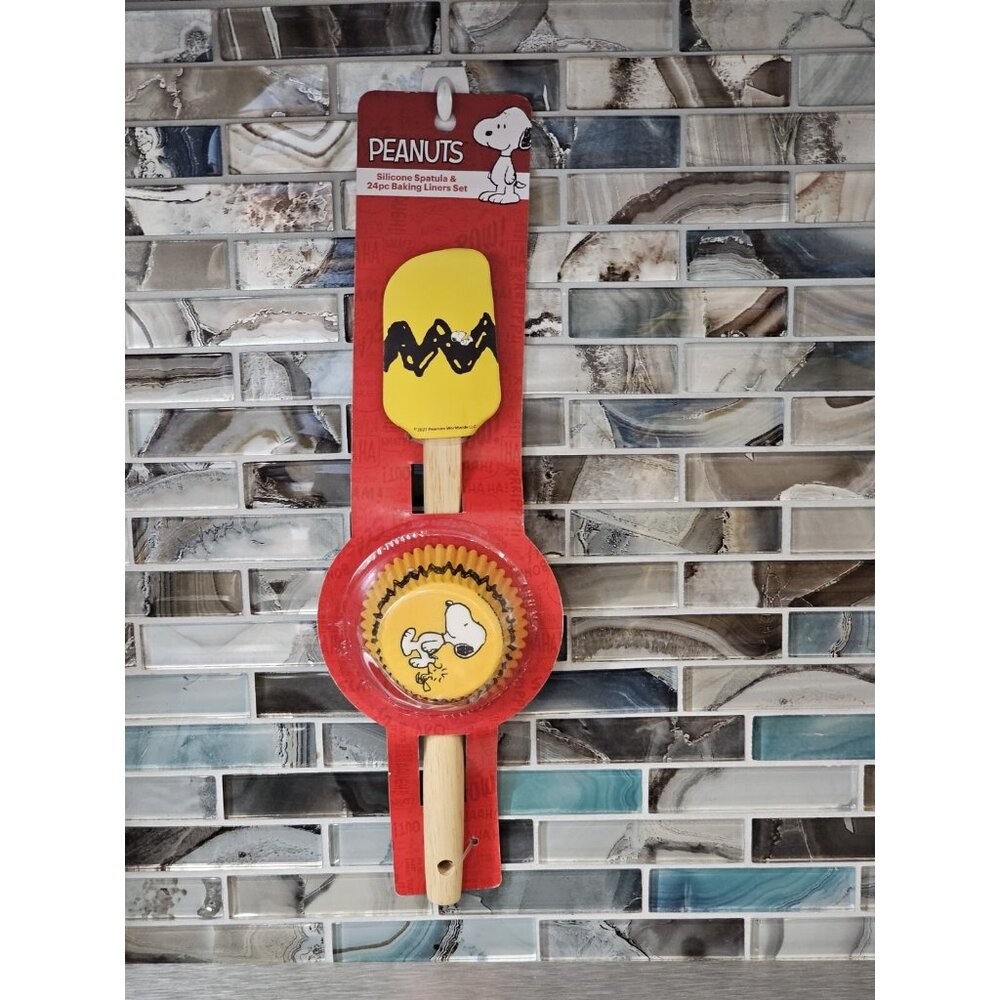 Snoopy Silicone Spatula And  24 Baking Cups~Brand New